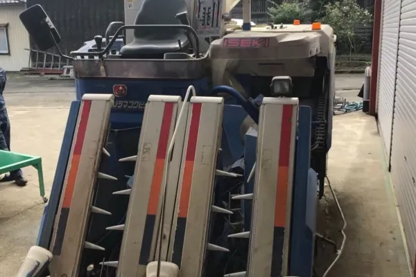 壊れたコンバインの回収